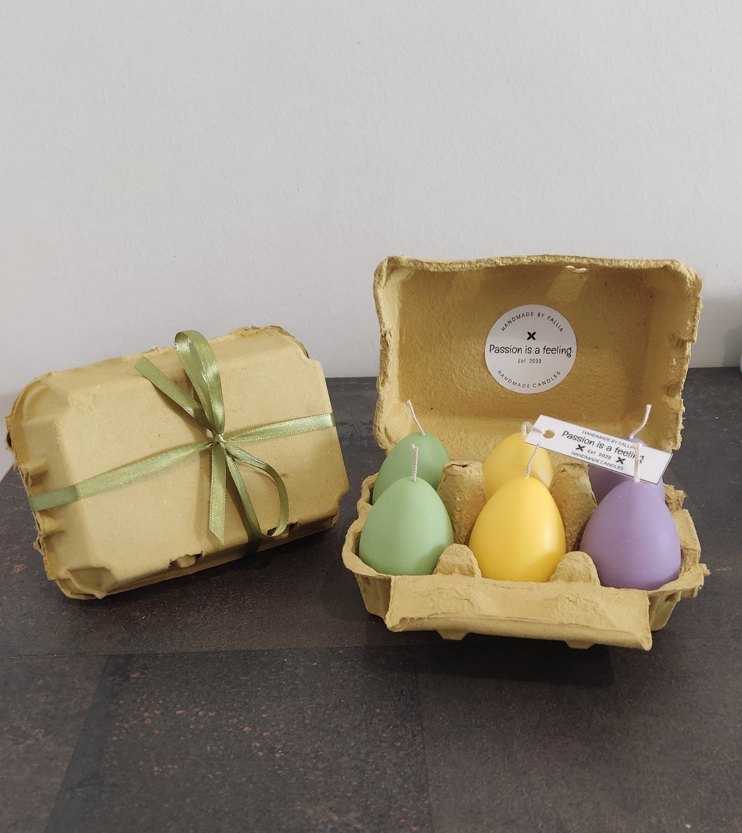 Χάρτινη αυγοθήκη με κέρινα αυγά